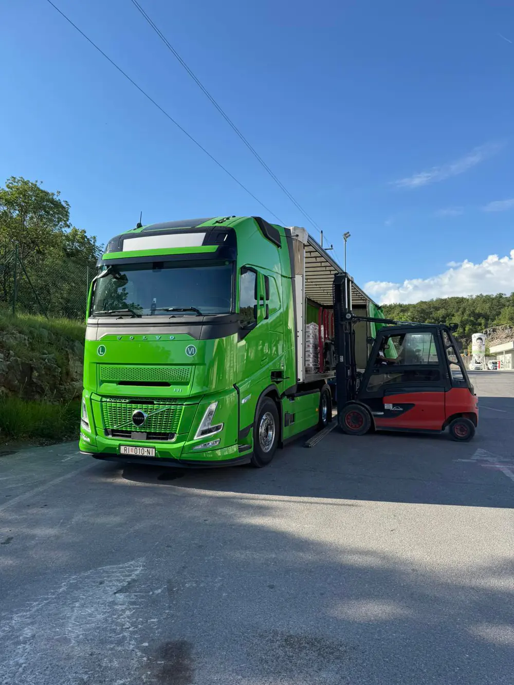 NISMAR Volvo kamion tijekom istovara robe viličarom
