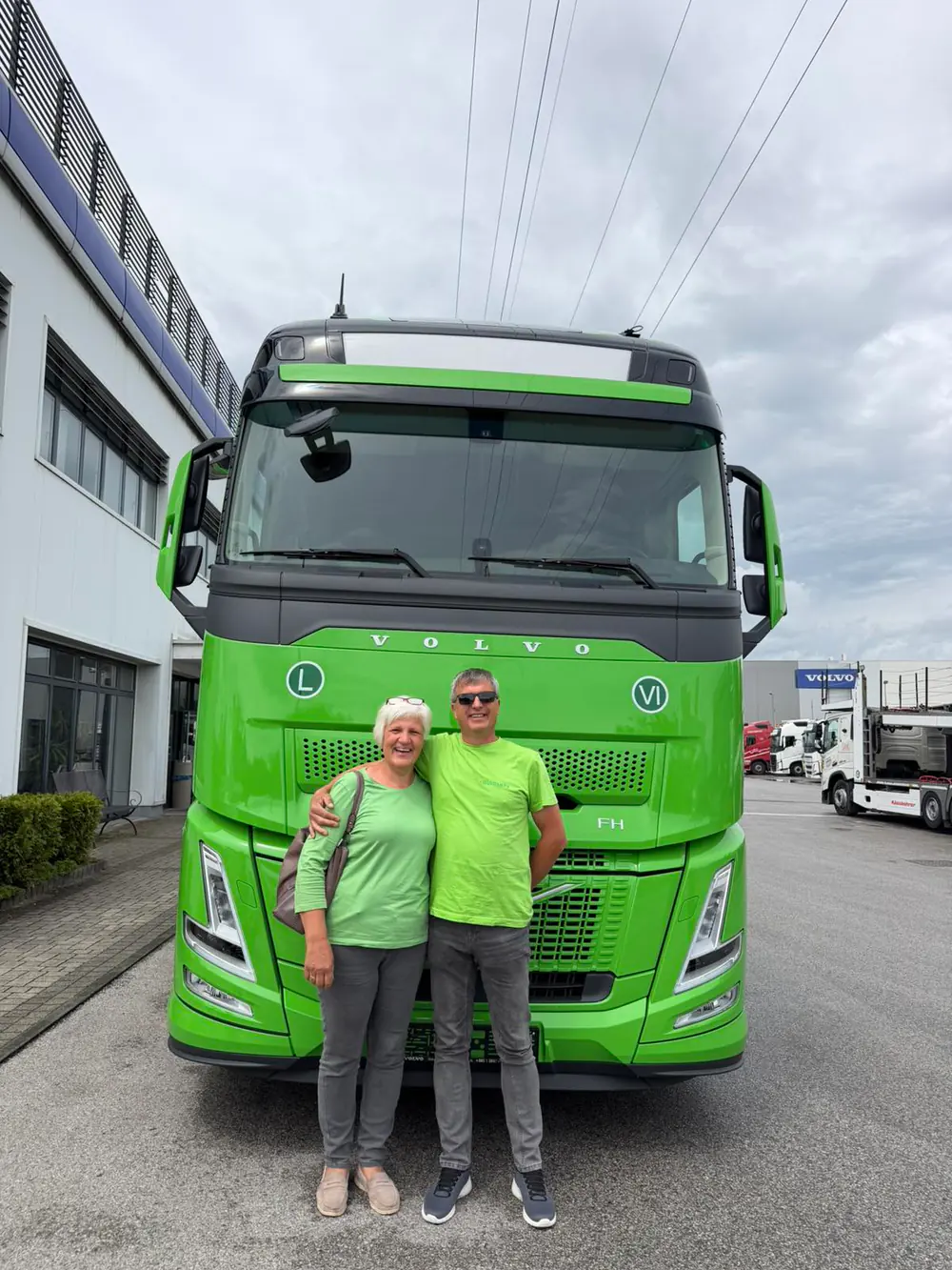 Članovi obitelji Škropeta ispred zelenog NISMAR Volvo kamiona