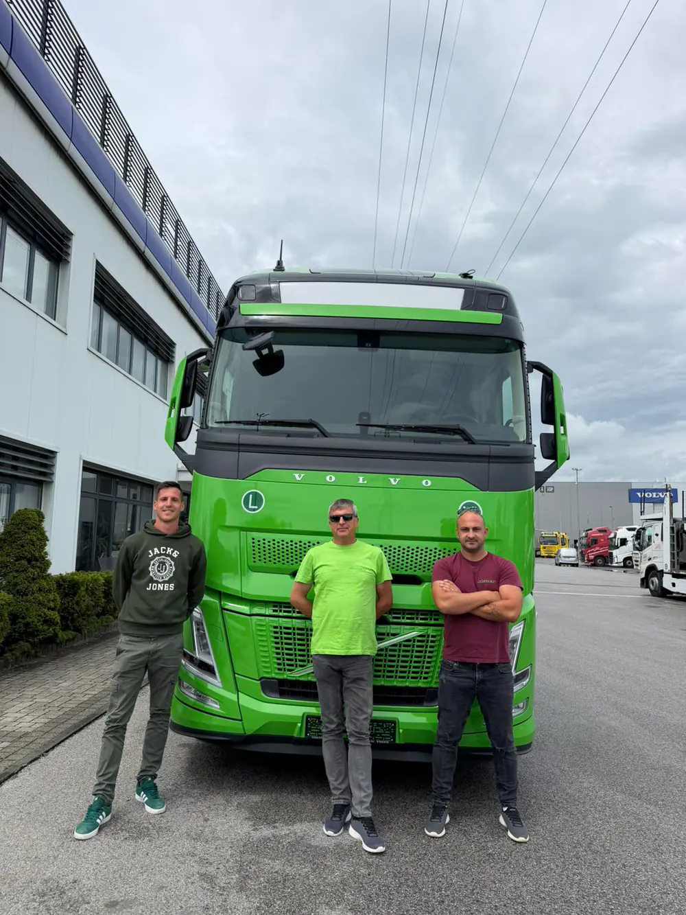 Članovi obiteljskog tima NISMAR ispred Volvo kamiona
